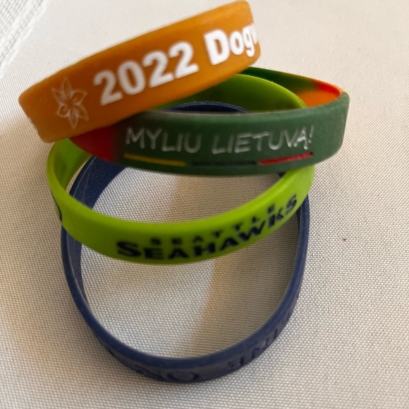 4 Commemorative Rubber Wrist Bands - Picture 3 of 3